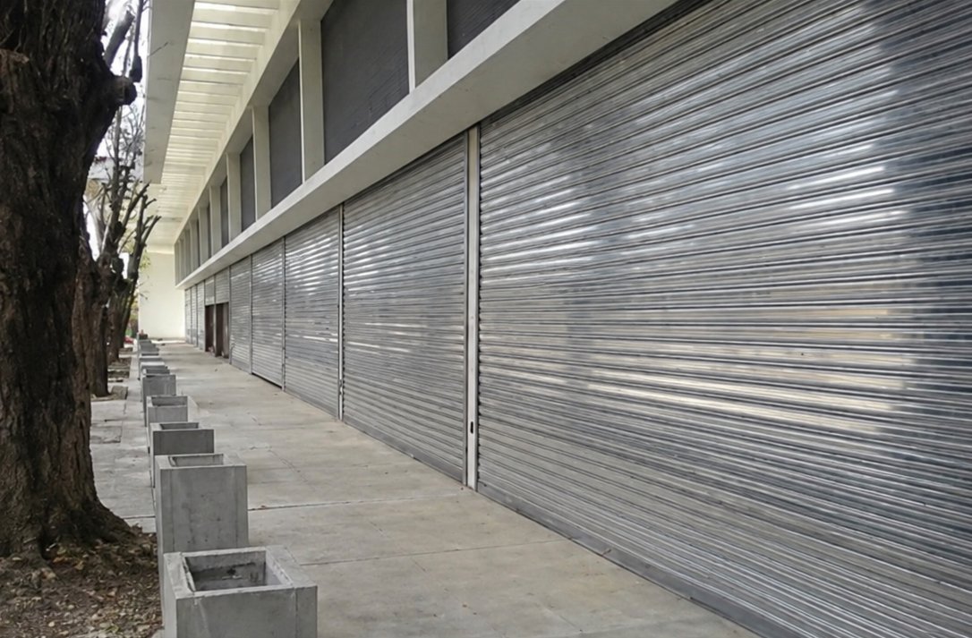 Cortinas metálicas comerciales instaladas en un frente de locales